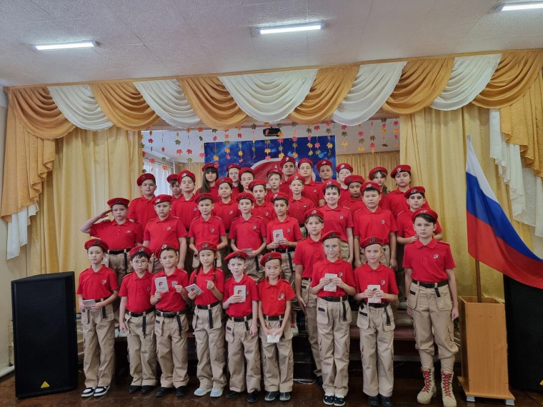 10 ноября в нашей школе прошло торжественное посвящение в ряды Всероссийского военно-патриотического движения «Юнармия». .
